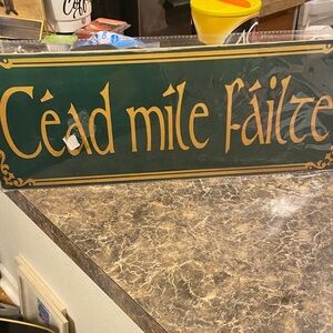 Green and Gold Céad Míle Fáilte Sign
( A Hundred Thousand Welcomes)